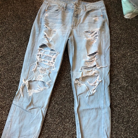 Very distressed boyfriend jeans - Picture 1 of 5